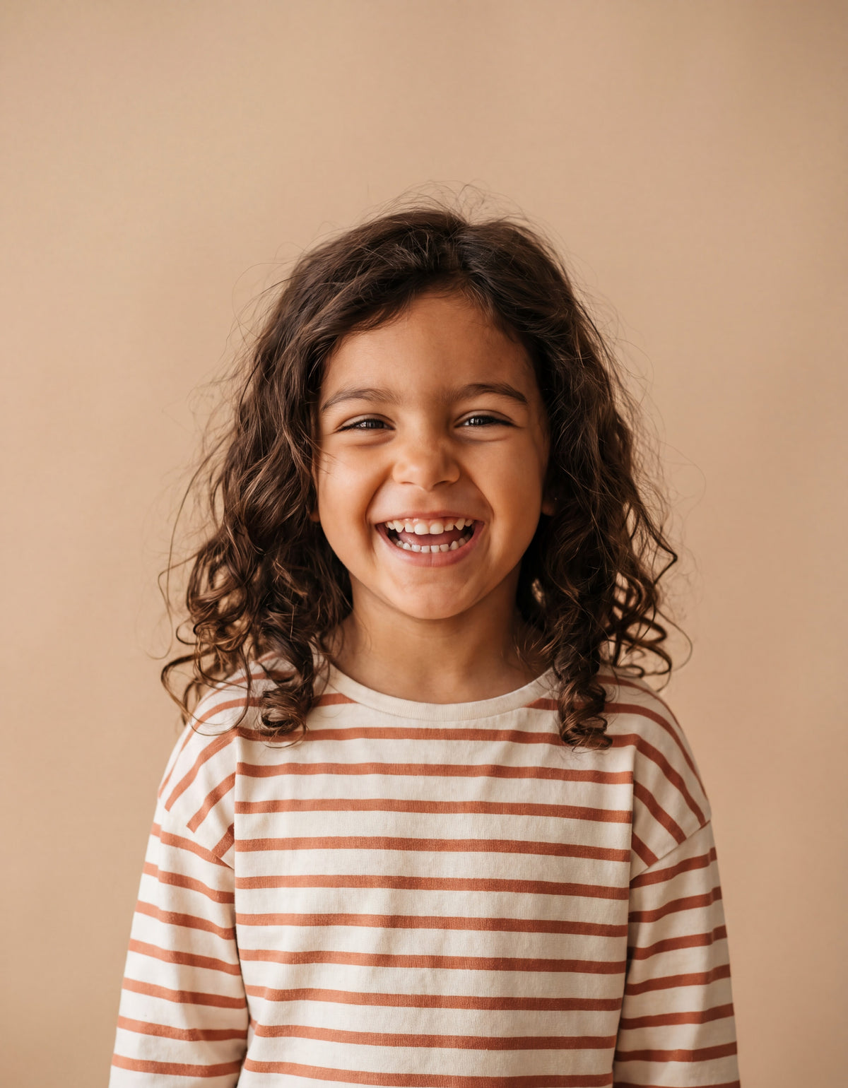 Niña ríendo, cuentos personalizados de 3 a 6 años